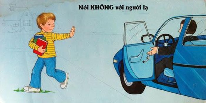 Cha mẹ cần dạy trẻ không đi theo các đối tượng lạ, không quen biết, không lên xe máy, ôtô của người lạ.