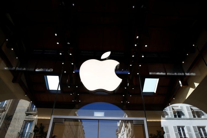  Logo Apple trước một cửa hàng. Ảnh: Reuters. 