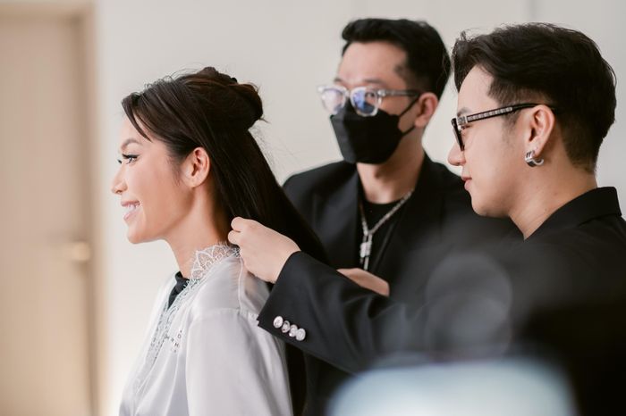  Ngoài ra, cô dâu - chú rể cũng chuẩn bị nhiều món quà cho khách mời. Set quà được làm từ đồ thủ công, tái chế. Minh Tú và Chris trải qua hơn 10 năm gắn bó, có giai đoạn chia tay rồi tái hợp. Chồng Minh Tú là người Đức, đang làm việc cho công ty đa quốc gia. Anh sinh sống ở châu Á nhiều năm qua. 