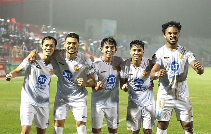 Nam Định vẫn dẫn đầu bảng, nhưng cách biệt không lớn so với nhóm bám đuổi khi giải còn tới 11 lượt trận. Ảnh: Hoàng Linh