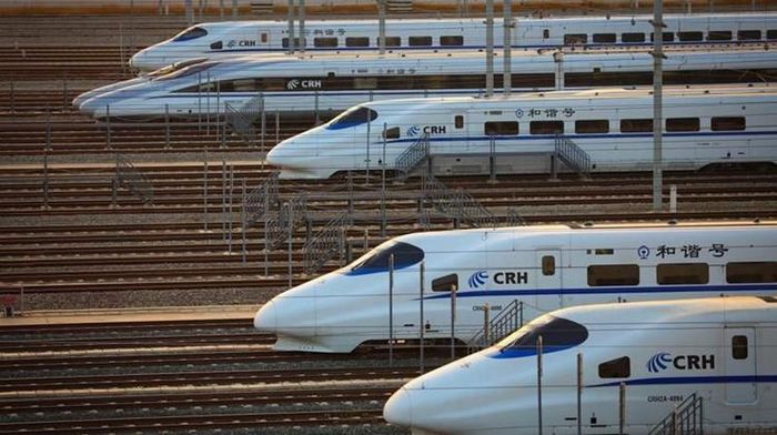  Đường sắt cao tốc Trung Quốc là tuyến đường sắt nhanh nhất thế giới, vận hành với tốc độ 350km/h và sẽ tăng tốc độ vào năm tới lên 400km/h.