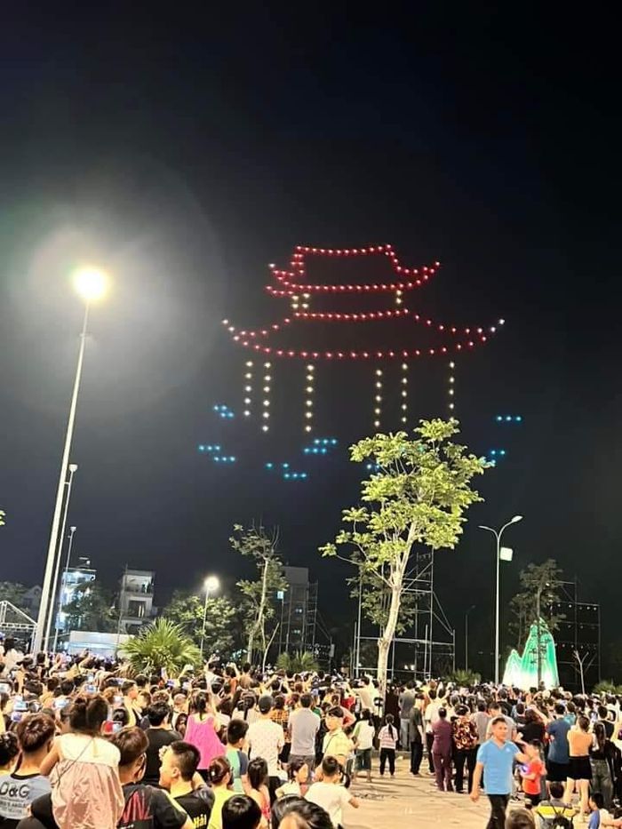  Đây là lần đầu tiên tại khu vực ngoại thành Hà Nội khán giả thưởng thức màn trình diễn ánh sáng nghệ thuật Drone light – trình diễn flycam kết hợp ánh sáng. 