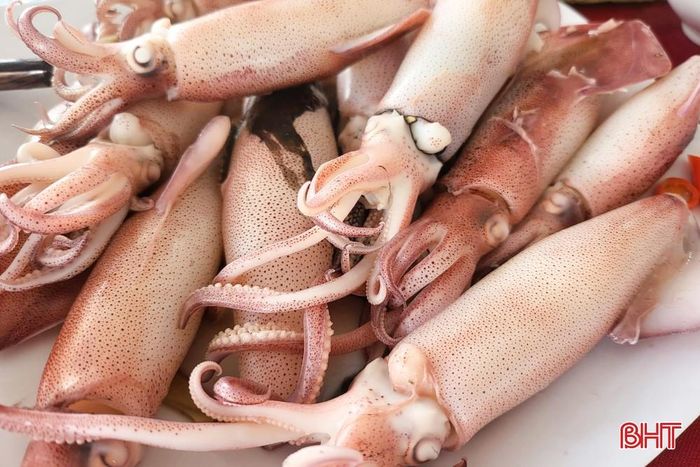 Mực hấp bia cũng là món ăn đơn giản, dễ chế biến, nhưng vẫn giữ nguyên hương vị tươi ngon, tự nhiên.