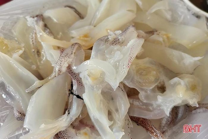 Mực nháy thường được chế biến thành món gỏi mực.