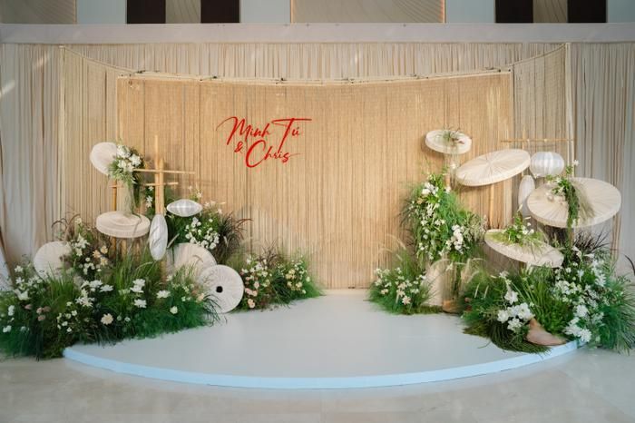 Không gian bên trong lễ cưới toát lên phong thái thơ mộng. Khu vực để khách mời chụp hình cùng cô dâu được thiết kế bằng chất liệu mành trúc tạo cảm giác gần gũi. Không những vậy, nơi này còn được trang trí thêm bằng những thảm cỏ xanh, hoa trắng đại diện cho tình yêu, sự trong sáng và vĩnh cửu.