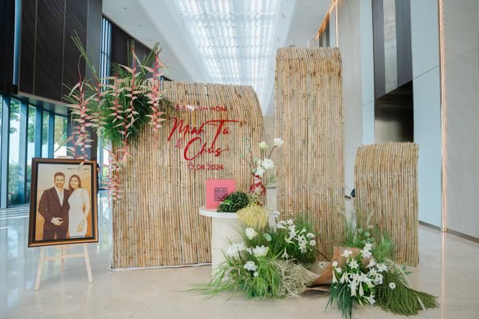 Một khung cảnh chụp hình khác trong lễ cưới Minh Tú được thiết kế bằng chất liệu tre mang đậm tính truyền thống. Tại đây, nữ siêu mẫu còn kết hợp trang trí thêm những chi tiết khác mang đậm phong cách đồng quê Việt Nam như trầu cau, hoa sen...
