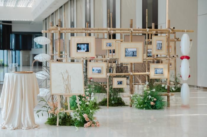 Minh Tú khéo léo đưa những khoảnh khắc hạnh phúc của bản thân cùng chồng vào những khung ảnh được thiết kế thủ công bằng khung tre.