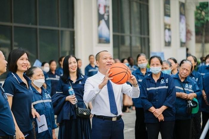 Chủ tịch VietCycle Hoàng Đức Vượng bên các công nhân thu gom rác