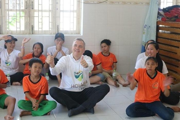 Ông Steven Wolstenholme, Chủ tịch kiêm Tổng giám đốc Hoiana Resort trong một chương trình thiện nguyện tại Trung tâm trẻ em nhiễm chất độc da cam
