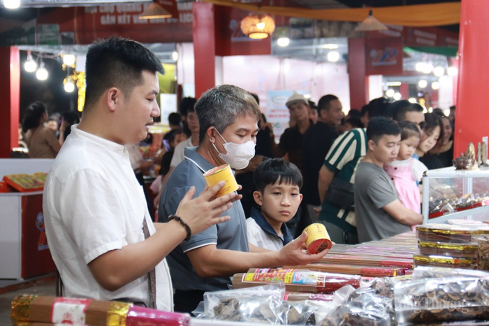 Lễ hội chùa Thầy và Tuần lễ văn hóa, du lịch, xúc tiến thương mại huyện Quốc Oai năm 2024 diễn ra đến hết ngày 16/4. Ảnh: Thanh Tuấn