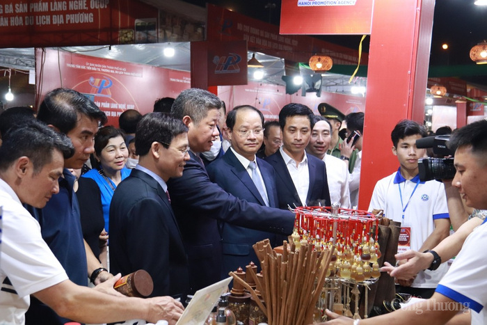 Các đại biểu tham quan gian hàng. Ảnh: Thanh Tuấn