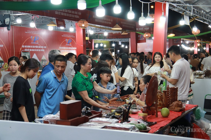 Các gian hàng thu hút sự tham gia của đông đảo người dân và khách thập phương. Ảnh: Thanh Tuấn