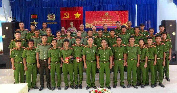 Ban lãnh đạo Công an huyện Tri Tôn vui Tết Chol Chnam Thmay với cán bộ, chiến sĩ dân tộc thiểu số Khmer