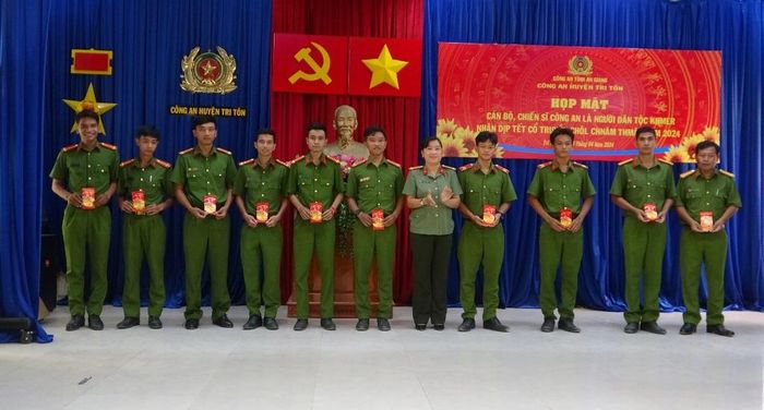 Tặng quà Tết cho cán bộ, chiến sĩ người dân tộc thiểu số Khmer