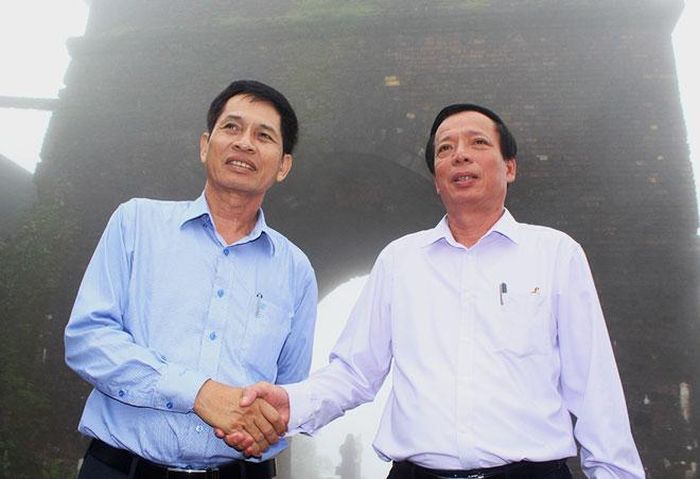 Cái bắt tay “lịch sử” giữa Giám đốc Sở Văn hóa và Thể thao tỉnh Thừa Thiên Huế Phan Tiến Dũng với Giám đốc Sở Văn hóa và Thể thao thành phố Đà Nẵng Huỳnh Văn Hùng năm 2017. Ảnh: ST