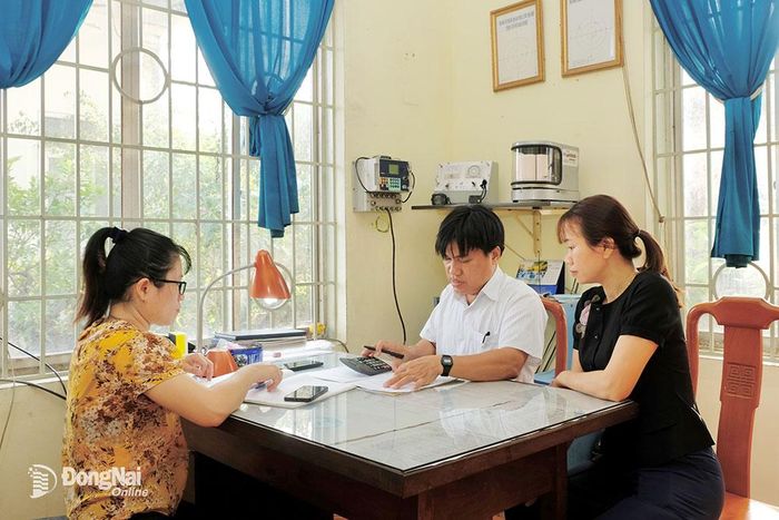 6. Các quan trắc viên tại Trạm Khí tượng Biên Hòa tổng hợp, mã hóa các số liệu đo đạc được trong ca làm việc.