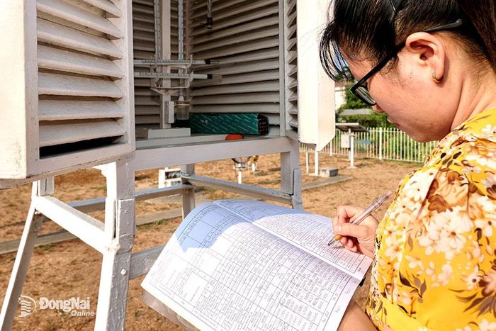 5. Sau khi đo đạc các thông số thời tiết, quan trắc viên ghi chép vào sổ nhằm theo dõi sát các biến đổi thời tiết.