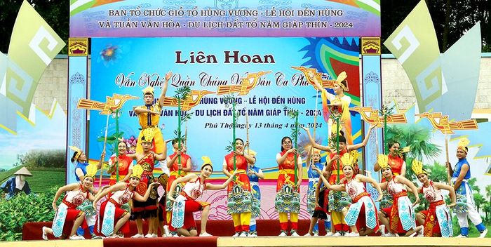 Liên hoan mang đến trải nghiệm hấp dẫn cho du kháchTiết mục của đoàn văn nghệ quần chúng huyện Lâm Thao