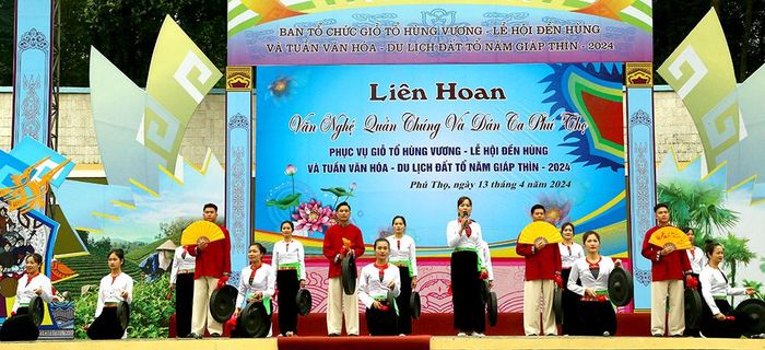 Tiết mục “Khúc cầu mùa” của đoàn văn nghệ quần chúng huyện Thanh Sơn