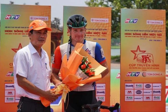 Martin Lass đang uy hiếp chiếc Áo xanh của Rikunov. Ảnh: H.H