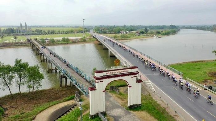 Các tay đua đi ngang qua cầu Hiền Lương lịch sử. Ảnh: Hoàng Hùng