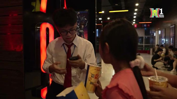 Với âm thanh sống động và những bộ phim hót được trình chiếu, xem phim ngoài rạp luôn đem đến những trải nghiệm thú vị cho mọi người hơn khi xem phim tại nhà.