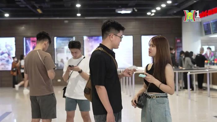 Dù đã muộn, song Trung tâm chiếu phim vẫn rất đông người đến xem, đa phần là người trẻ. Họ thường là những sinh viên, học sinh của các trường đại học, cao đẳng tại Hà Nội. Vì lịch học kín ngày nên họ chỉ có thể chọn xem phim vào các giờ chiếu buổi tối.