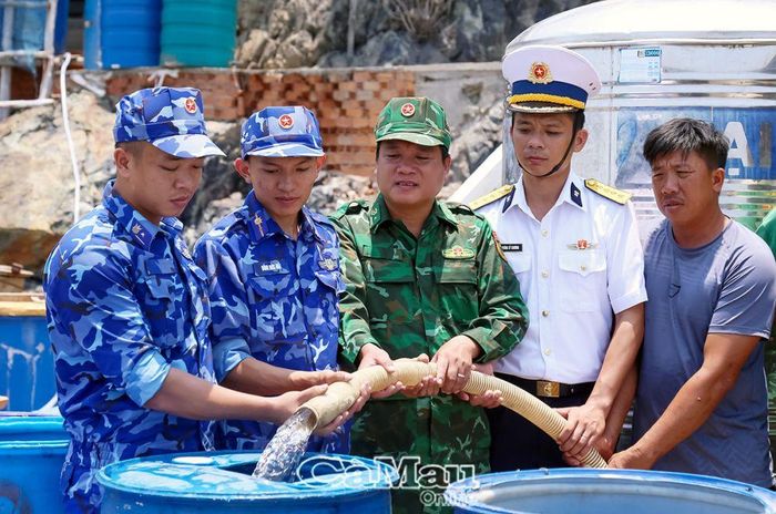 Cán bộ, chiến sĩ Bộ Tư lệnh Vùng Cảnh sát biển 4 cấp nước ngọt cho Nhân dân và các đơn vị lực lượng vũ trang đóng quân trên đảo.