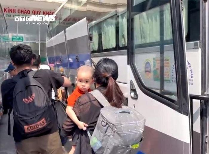 Các hành khách phải trung chuyển từ Ga Giã (huyện Vạn Ninh, tỉnh Khánh Hòa) đến Ga Tuy Hòa (tỉnh Phú Yên) bằng xe khách.
