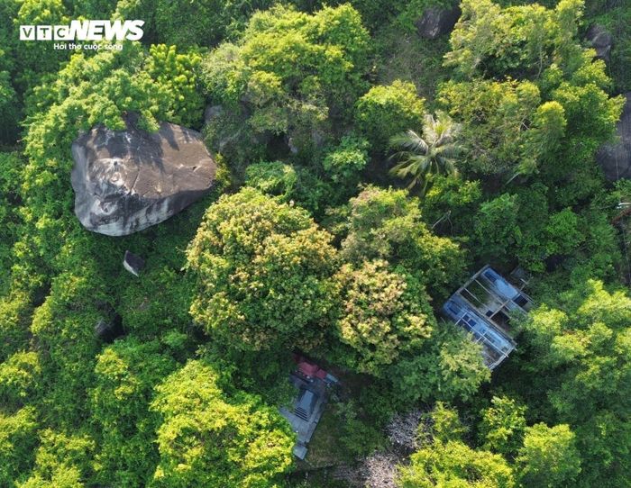 Hầm Bãi Gió (thuộc xã Đại Lãnh, huyện Vạn Ninh, tỉnh Khánh Hòa) dài khoảng 900m, được Pháp xây dựng cách đây hơn 90 năm, đến năm 1936 hoàn thành đưa vào sử dụng. Hầm đã qua nhiều lần trùng tu, sửa chữa.