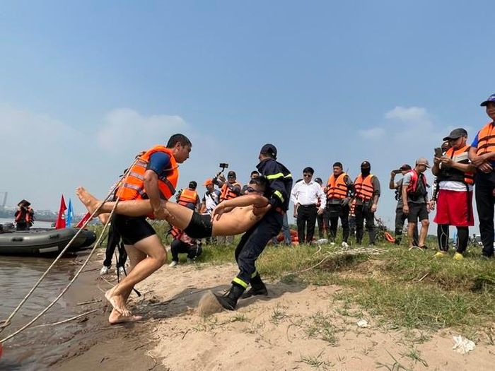 PCCC và CNCH cả trên cạn và trên sông là một trong những công việc khó khăn, vất vả, nguy hiểm, áp lực rất cao