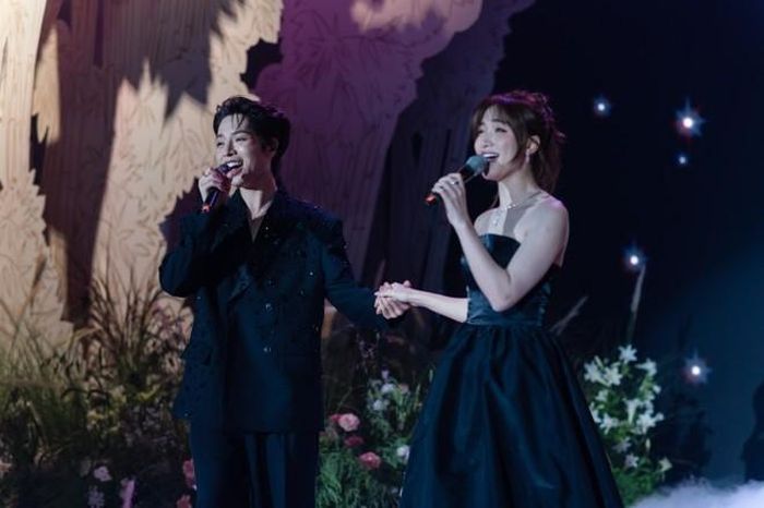 Đức Phúc và Hòa Minzy nắm tay nhau lên sân khấu hát mừng hạnh phúc Minh Tú với ca khúc "I do"