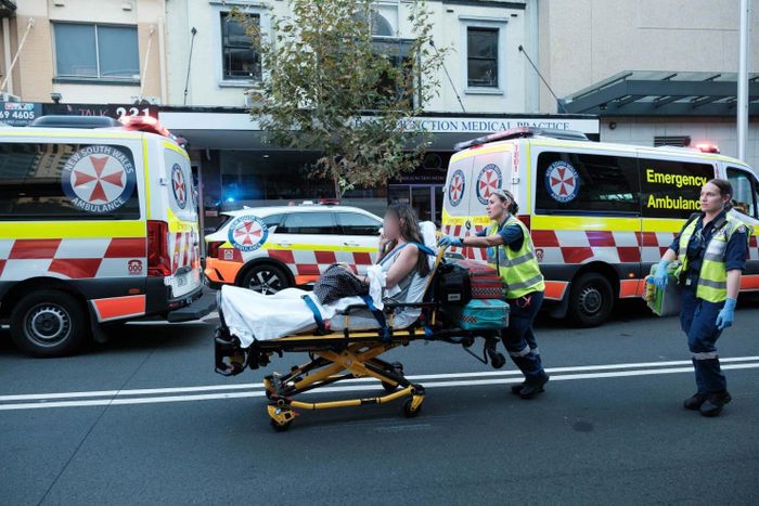 Australia có một số luật về súng và dao nghiêm khắc nhất thế giới, người dân thường không sống trong nỗi sợ hãi trước các mối đe dọa an ninh nghiêm trọng. Nhưng vụ tấn công ở Bondi Junction, cách khu thương mại trung tâm khoảng 6 km, ngay lập tức gây ra nỗi sợ hãi lan rộng khắp thành phố. Cảnh sát cam kết sẽ tiến hành một cuộc điều tra "kéo dài và chính xác". 