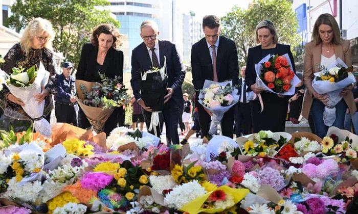  Thủ tướng Australia Anthony Albanese, Thủ hiến New South Wales Chris Minns và các chính trị gia địa phương đặt hoa tại nơi tưởng niệm các nạn nhân. Cảnh sát New South Wales đã xác định Joel Cauchi là thủ phạm. Vụ đâm hàng loạt đã giết chết 6 người và khiến 12 người phải nhập viện. 