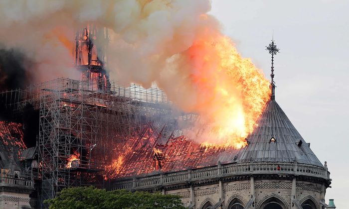 Nhà thờ Đức Bà Paris chìm trong biển lửa. Ảnh: Ian Langsdon/EPA.