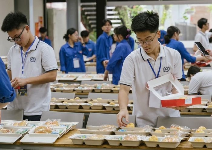 Nhà trường có phần ăn nhẹ phục vụ thí sinh sau mỗi bài thi (Ảnh: FBNT)