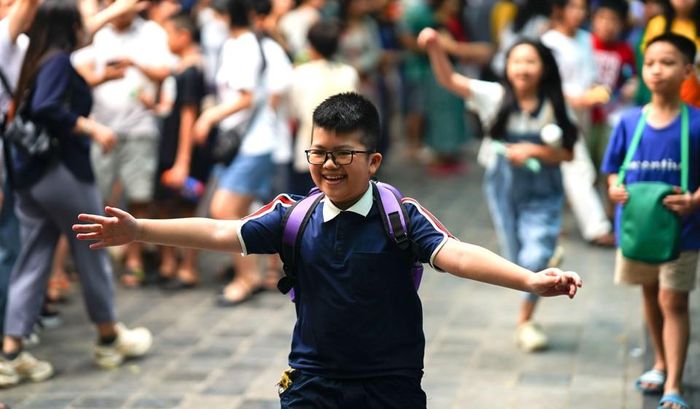 Thí sinh thoải mái rời khỏi phòng thi (Ảnh: FBNT)