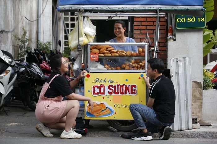Thanh Phượng và Phú Thịnh cùng hành trình “vẽ hạnh phúc” cho những gánh hàng rong. (Ảnh: nld.com.vn)
