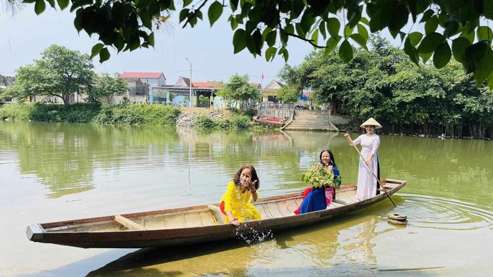 Dòng sông, con thuyền là nơi người Lệ Thủy chọn làm bối cảnh để lưu giữ khoảnh khắc, sau này sẽ trở thành kỷ niệm. (Ảnh Nguyễn Thế Thịnh)
