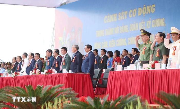  Thủ tướng Phạm Minh Chính và các đại biểu dự Lễ kỷ niệm 50 năm Ngày truyền thống Lực lượng Cảnh sát Cơ động. (Ảnh: Dương Giang/TTXVN) 
