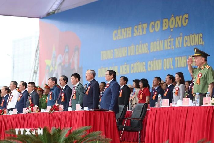  Thủ tướng Phạm Minh Chính và các đại biểu dự Lễ kỷ niệm 50 năm Ngày truyền thống Lực lượng Cảnh sát Cơ động. (Ảnh: Dương Giang/TTXVN) 