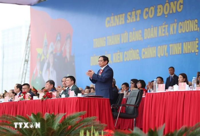  Thủ tướng Phạm Minh Chính và các đại biểu dự Lễ kỷ niệm 50 năm Ngày truyền thống Lực lượng Cảnh sát Cơ động. (Ảnh: Dương Giang/TTXVN) 