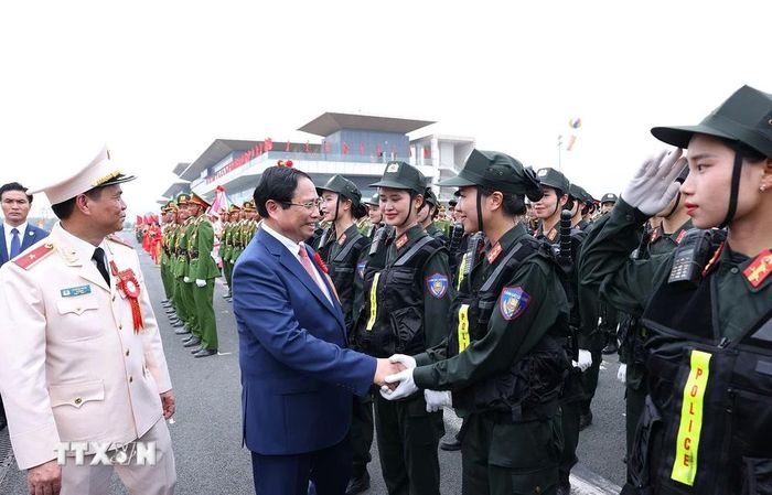  Thủ tướng Phạm Minh Chính với chiến sỹ Cảnh sát cơ động tham dự Lễ kỷ niệm. (Ảnh: Dương Giang/TTXVN) 