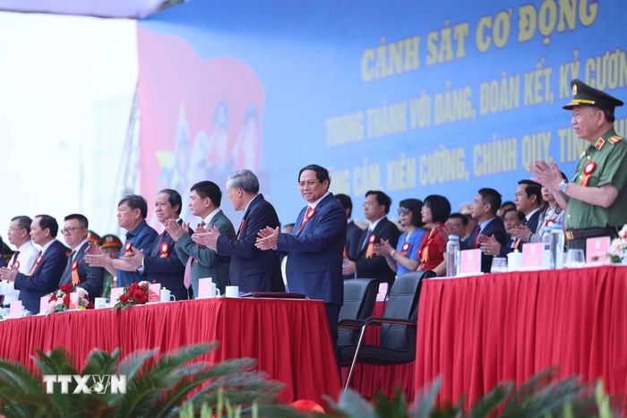  Thủ tướng Phạm Minh Chính và các đại biểu dự Lễ kỷ niệm 50 năm Ngày truyền thống Lực lượng Cảnh sát Cơ động. (Ảnh: Dương Giang/TTXVN) 
