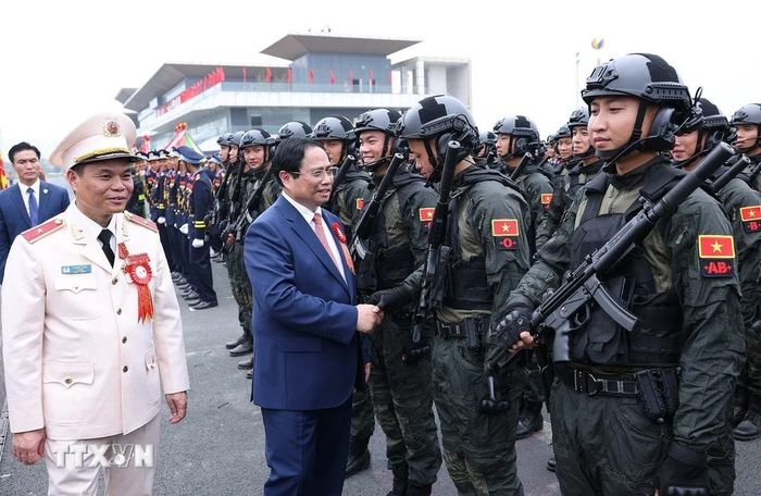  Thủ tướng Phạm Minh Chính với chiến sỹ Cảnh sát cơ động tham dự Lễ kỷ niệm. (Ảnh: Dương Giang/TTXVN) 