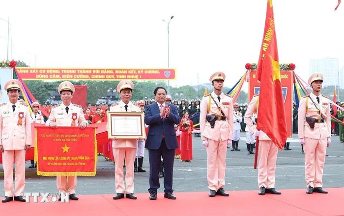  Thủ tướng Phạm Minh Chính trao Danh hiệu Anh hùng Lực lượng Vũ trang Nhân dân cho lực lượng Cảnh sát Cơ động. (Ảnh: Dương Giang/TTXVN) 