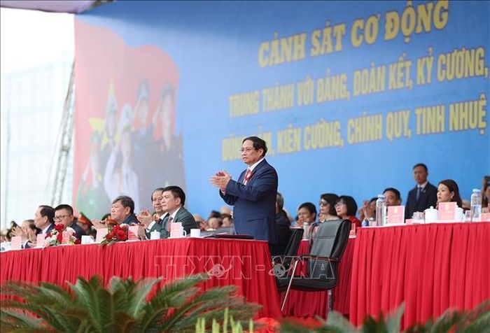 Thủ tướng Phạm Minh Chính và các đại biểu dự Lễ kỷ niệm 50 năm Ngày truyền thống Lực lượng Cảnh sát cơ động. Ảnh: Dương Giang/TTXVN