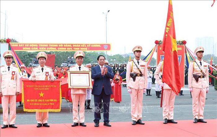 Thủ tướng Phạm Minh Chính trao Danh hiệu Anh hùng Lực lượng vũ trang nhân dân cho lực lượng Cảnh sát cơ động. Ảnh: Dương Giang/TTXVN