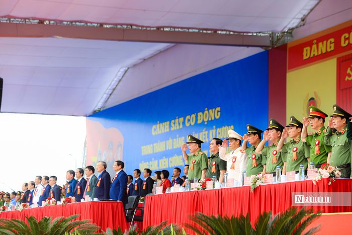 Sáng 14/4, Bộ Công an tổ chức trọng thể Lễ kỷ niệm 50 năm Ngày truyền thống lực lượng Cảnh sát cơ động (15/4/1974 - 15/4/2024) và đón nhận danh hiệu Anh hùng Lực lượng vũ trang nhân dân (LLVTND) lần thứ hai.