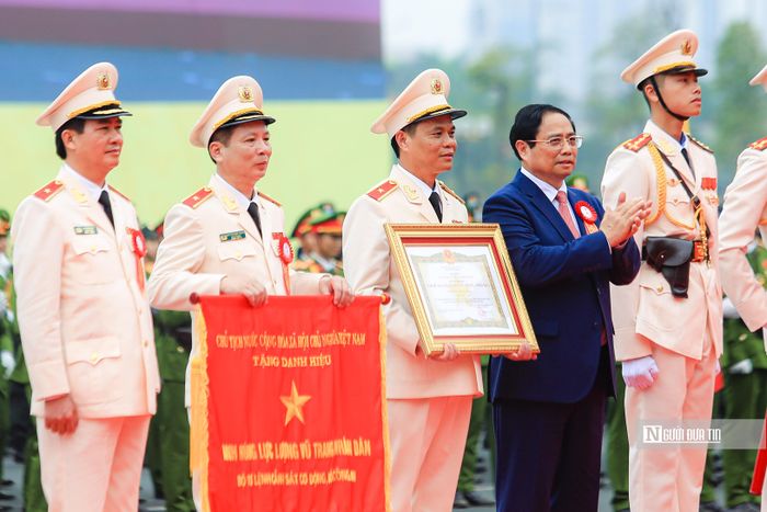 Thủ tướng Phạm Minh Chính trao Danh hiệu Anh hùng Lực lượng vũ trang nhân dân cho lực lượng Cảnh sát cơ động.